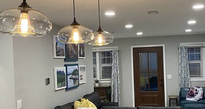 1 block to lake, 2 blocks-Surf Ballroom, & 3 blocks-City Park-Perfect posh stay!