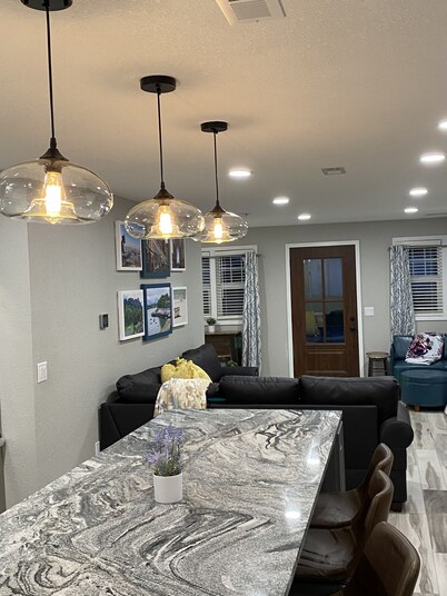 1 block to lake, 2 blocks-Surf Ballroom, & 3 blocks-City Park-Perfect posh stay!