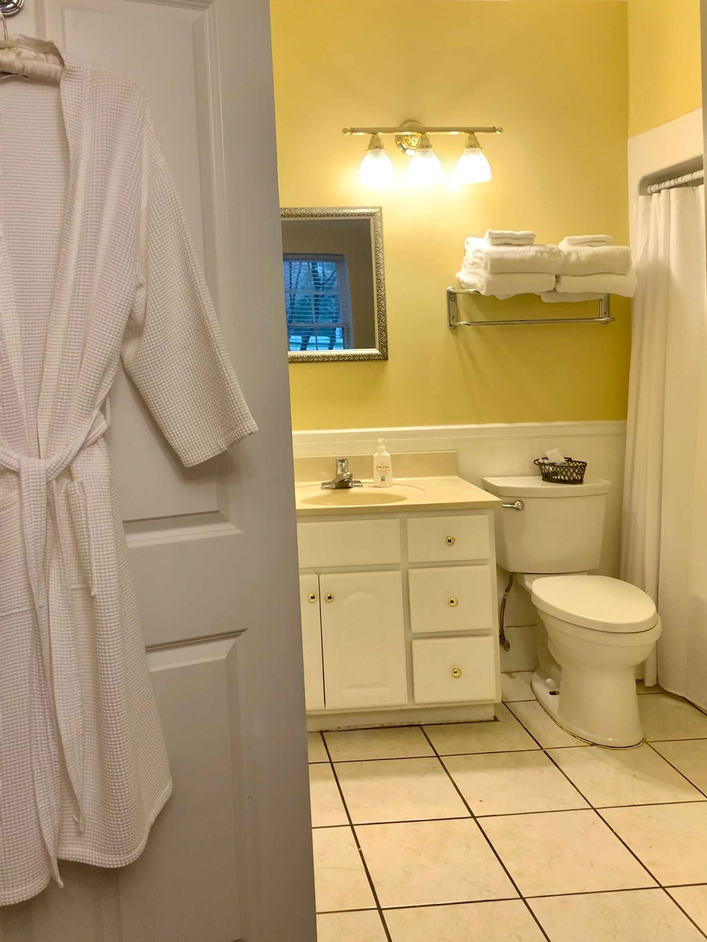 Artsy pet-friendly queen room/historic railroad inn