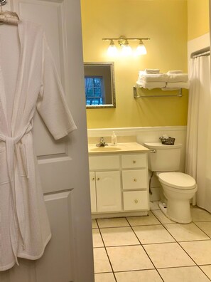 Tina, toallas, papel de baño