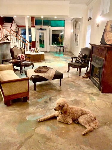 Artsy pet-friendly queen room/historic railroad inn & town.