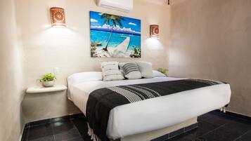 Habitación básica, 1 cama de matrimonio grande | Decoración individual, mobiliario individual, escritorio