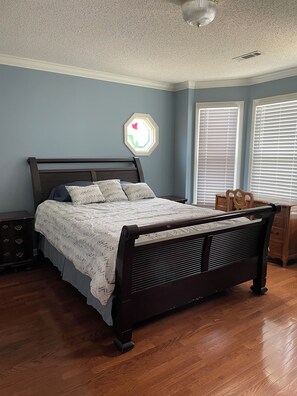 2 bedrooms, desk, free WiFi, bed sheets
