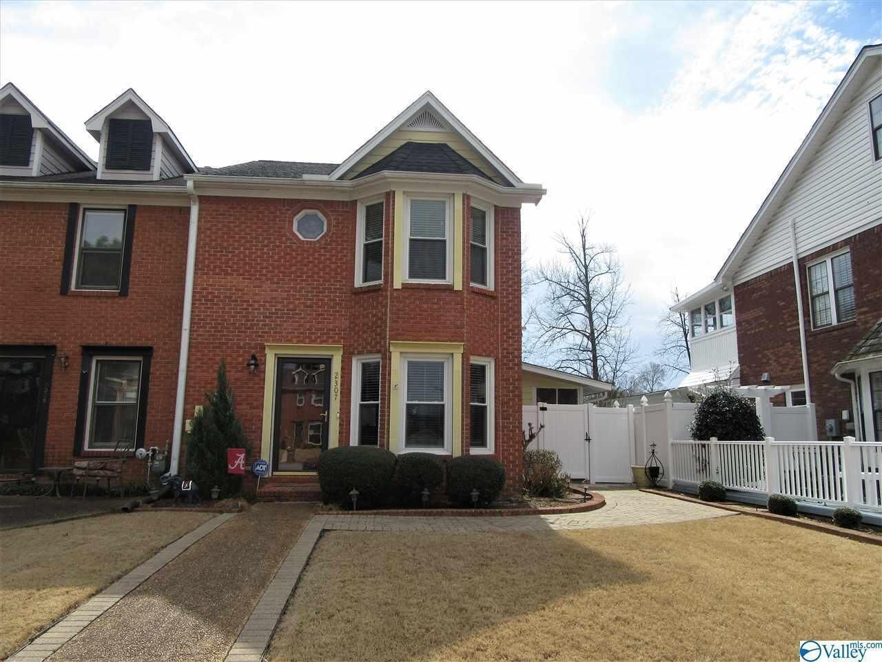 Spacious Townhome with Four Seasons Room