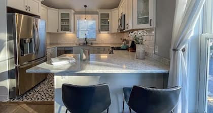 Pet Friendly Carriage House Walkable to Beach