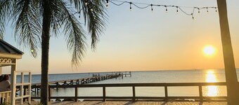 DOLPHINS🐬,BEACH step away,WIFI, FREE PARKING, POOLS,HOT TUB, MARINAS, PIER #307