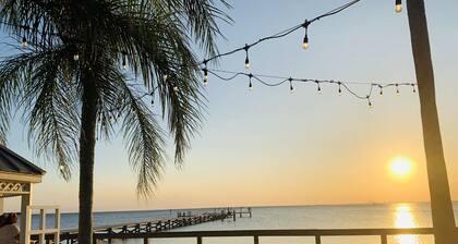 DOLPHINS🐬,BEACH step away,WIFI, FREE PARKING, POOLS,HOT TUB, MARINAS, PIER #307