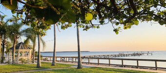 DOLPHINS🐬,BEACH step away,WIFI, FREE PARKING, POOLS,HOT TUB, MARINAS, PIER #307