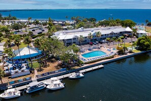 Marina - DOLPHINS🐬,BEACH step away,WIFI, FREE PARKING, POOLS,HOT TUB, MARINAS, PIER #307 (Ruskin)