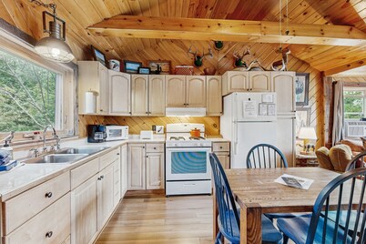 Adorable Cottage on the Lake W/ Shared Dock, Full Kitchen, Firepit, & Hiking