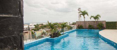 Una piscina al aire libre