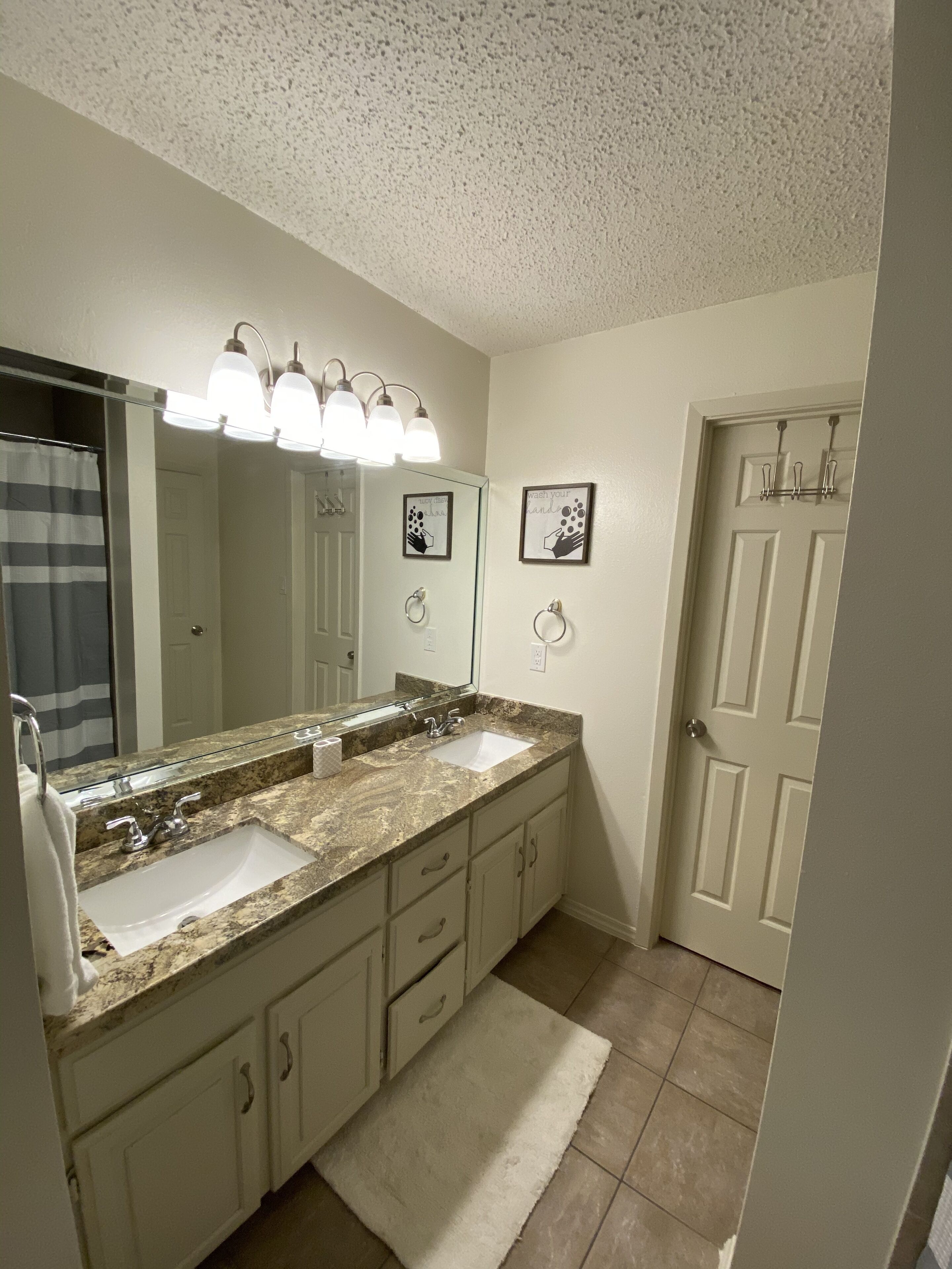 Entire 3 bed 3 bath condo in central Laredo