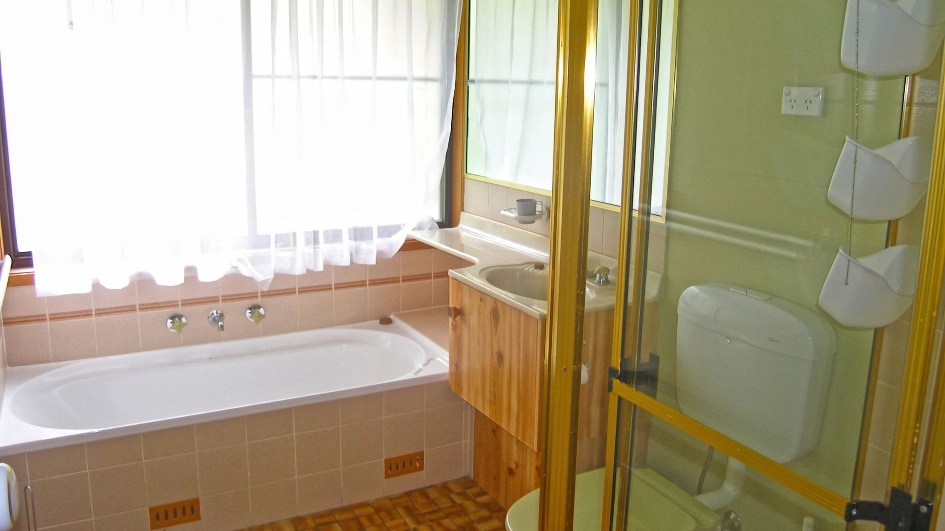 Un baño con bañera, lavamanos e inodoro.