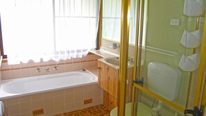 Bathtub, towels - Home Away in Callala Bay (Callala Bay)