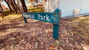 Placa indicando o Parque Bicentennial.