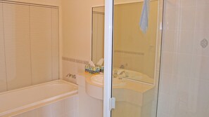 Bathtub, towels - Waterview House - Pet Friendly (Orient Point)