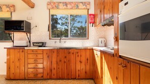 Fridge, microwave, oven - Chapman Cottage close to Callala Bay (Callala Bay)