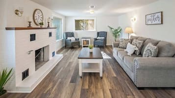 Een smart-tv, een open haard en een kantoor