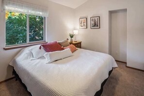 4 soverom, skrivebord, strykejern/-brett og wi-fi (inkludert)