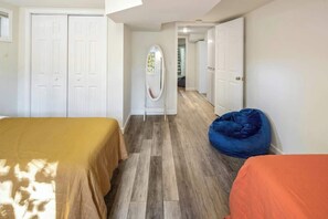 4 sovrum, skrivbord, strykjärn/strykbräda och resesäng