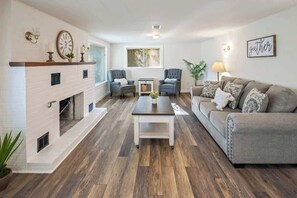 Smart TV, chimenea, mesa de ping pong, libros