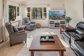 Smart TV, chimenea, mesa de ping pong, libros