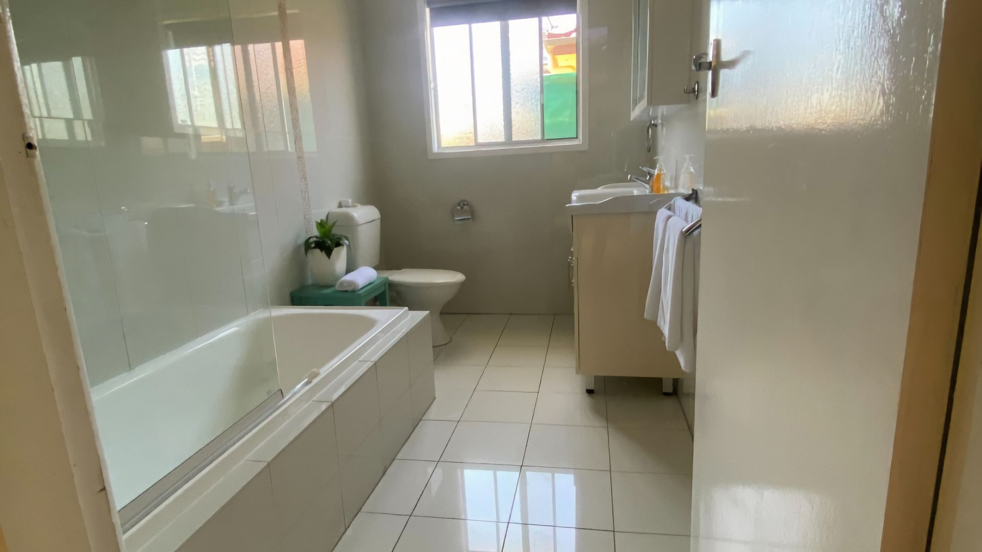 Combined shower/bathtub, towels