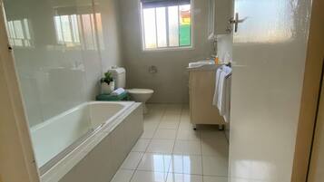 Combined shower/bathtub, towels