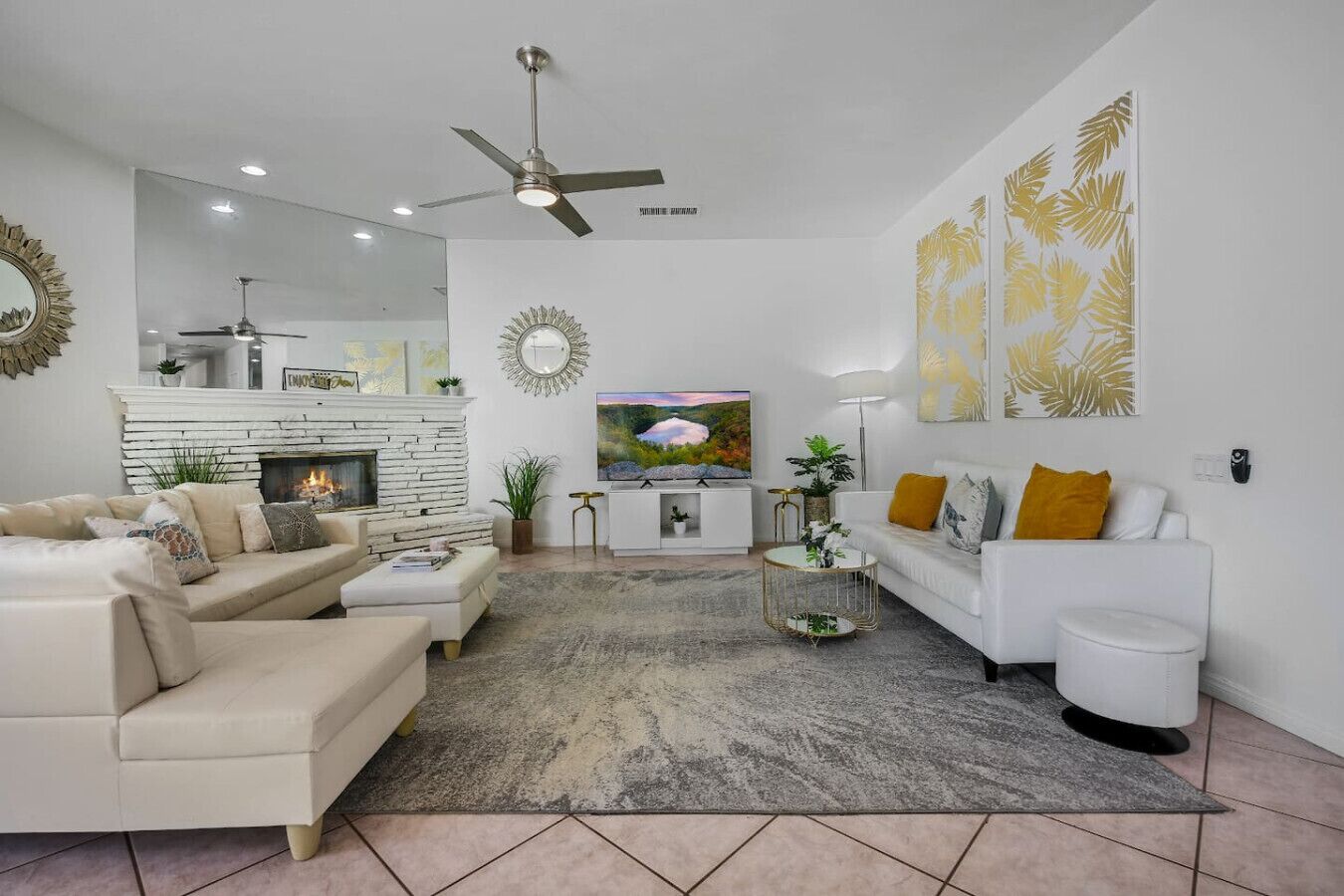 TV connectée, cheminée, table de tennis de table, livres