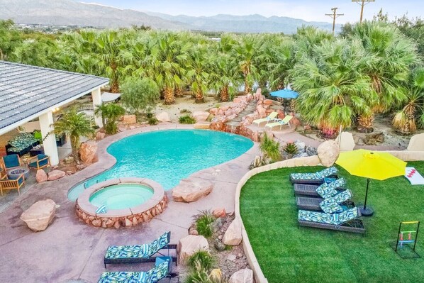 Utomhuspool och uppvärmd pool