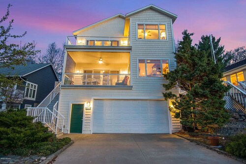 5BR Channel View Retreat! Near the Beach in Bluffton of Muskegon