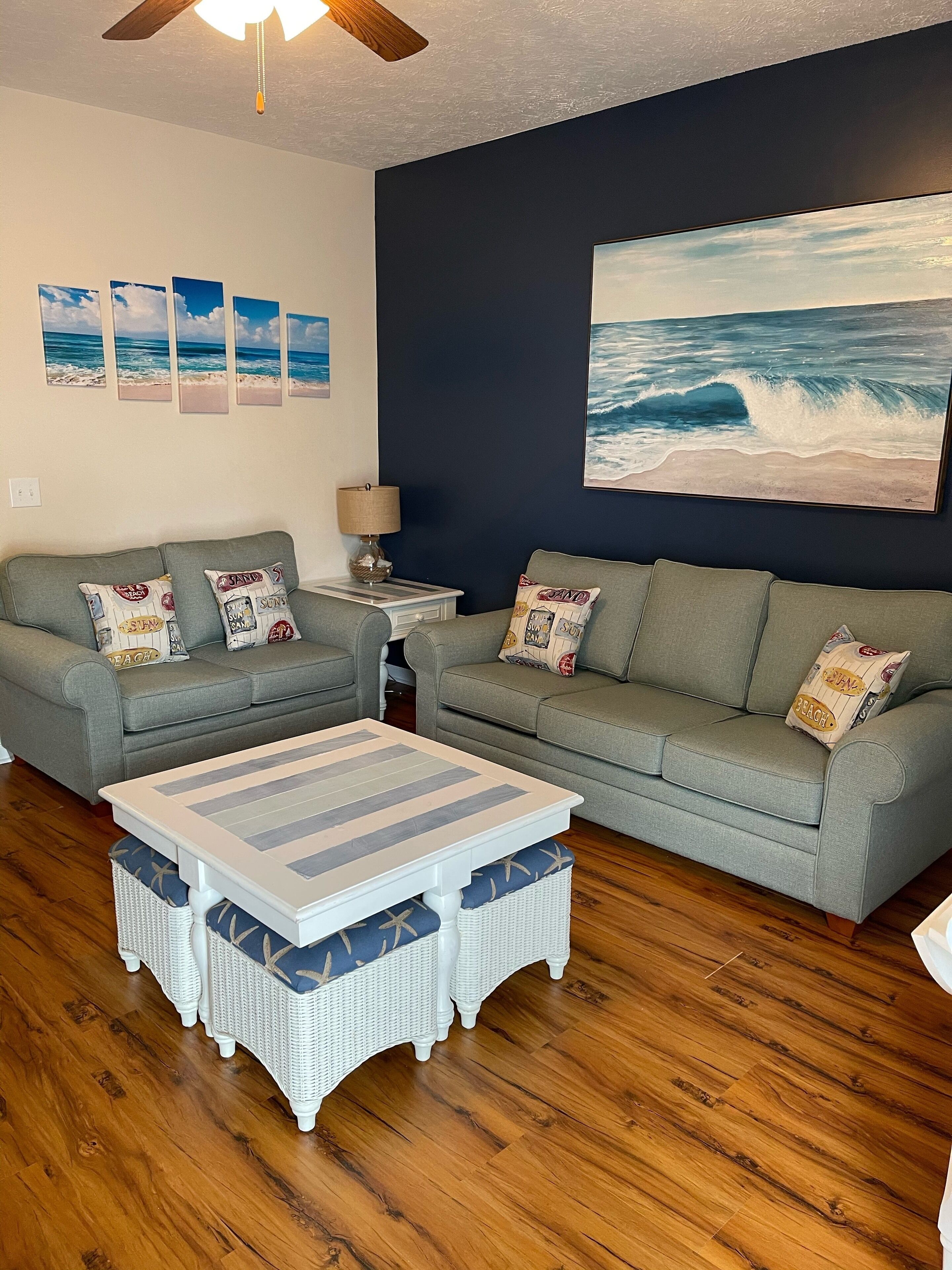 Relaxing and Cozy Cottage, only a block from the beach!