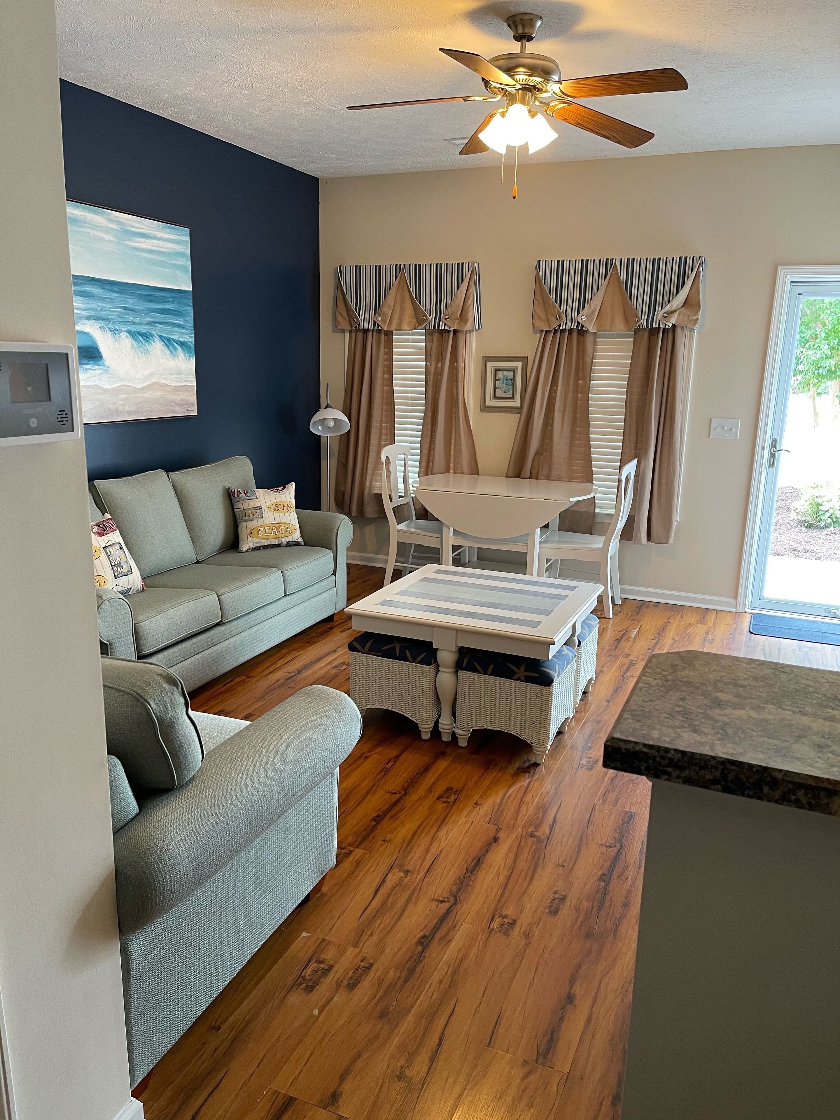 Relaxing and Cozy Cottage, only a block from the beach!