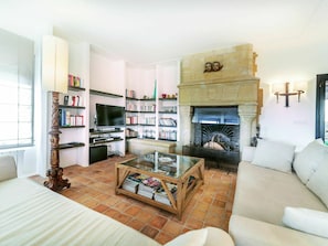 Televisión y chimenea