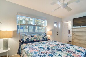 1 bedroom, desk, iron/ironing board, travel cot - Apartment w/ Easy Access to Indian Rocks Beach! (Indian Rocks Beach)