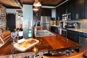 Fridge, microwave, oven, stovetop - The Black Pearl: industrial condo sleeps 6, full size kitchen & scenic views! (South Haven)