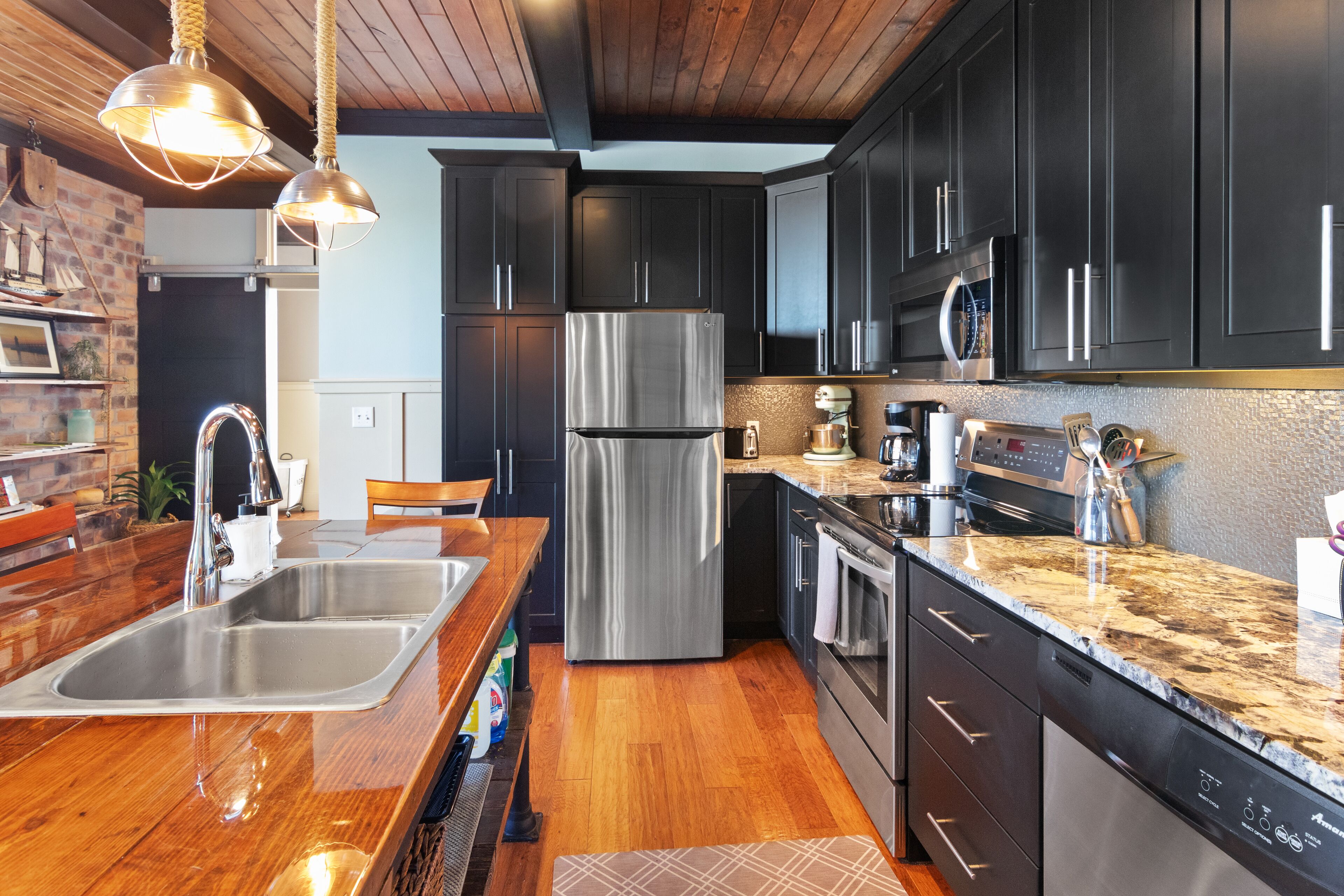 The Black Pearl: industrial condo sleeps 6, full size kitchen & scenic views!