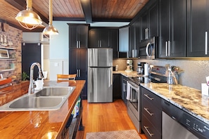 Fridge, microwave, oven, stovetop - The Black Pearl: industrial condo sleeps 6, full size kitchen & scenic views! (South Haven)