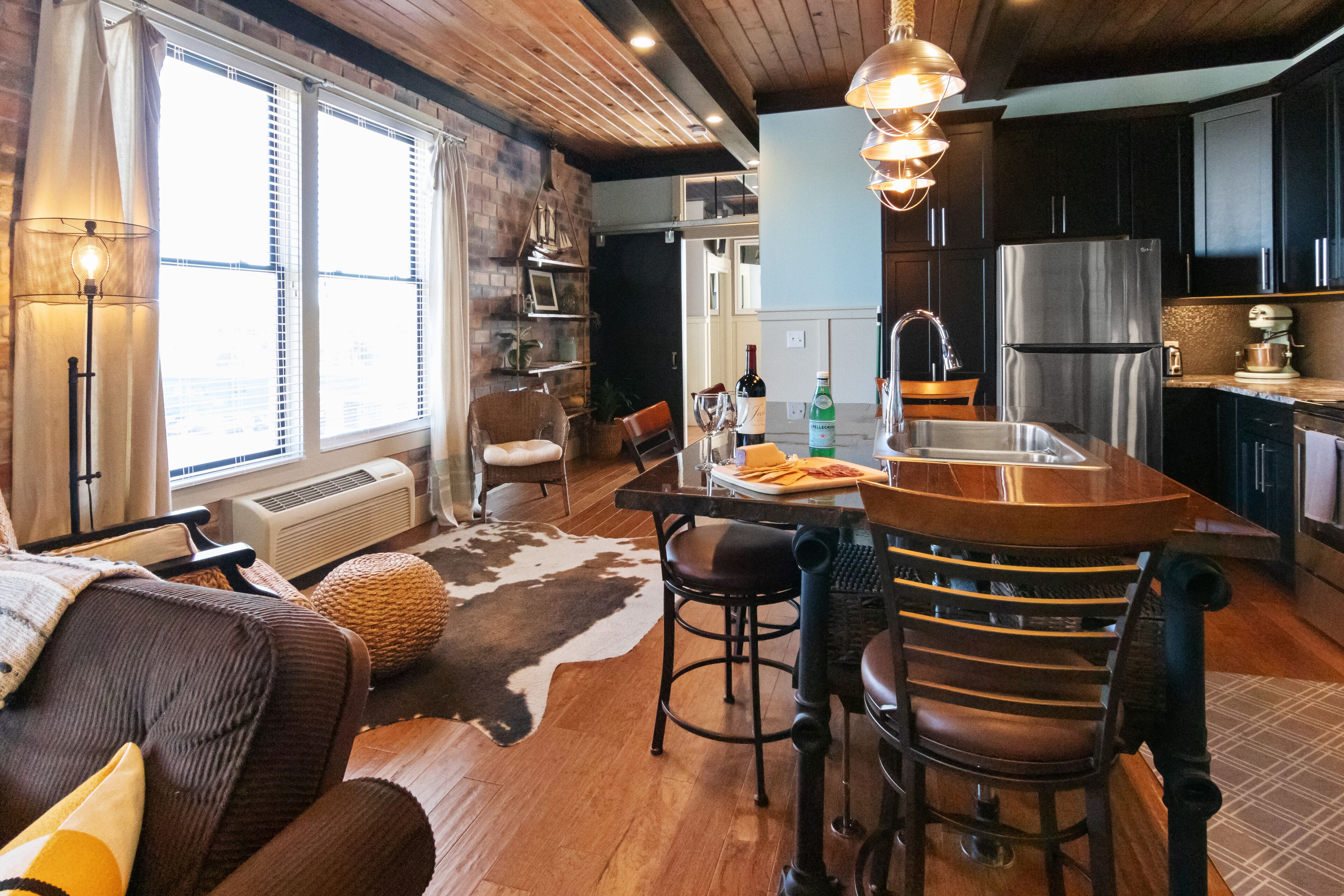 The Black Pearl: industrial condo sleeps 6, full size kitchen & scenic views!