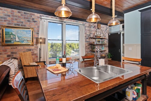 The Black Pearl: industrial condo sleeps 6, full size kitchen & scenic views!