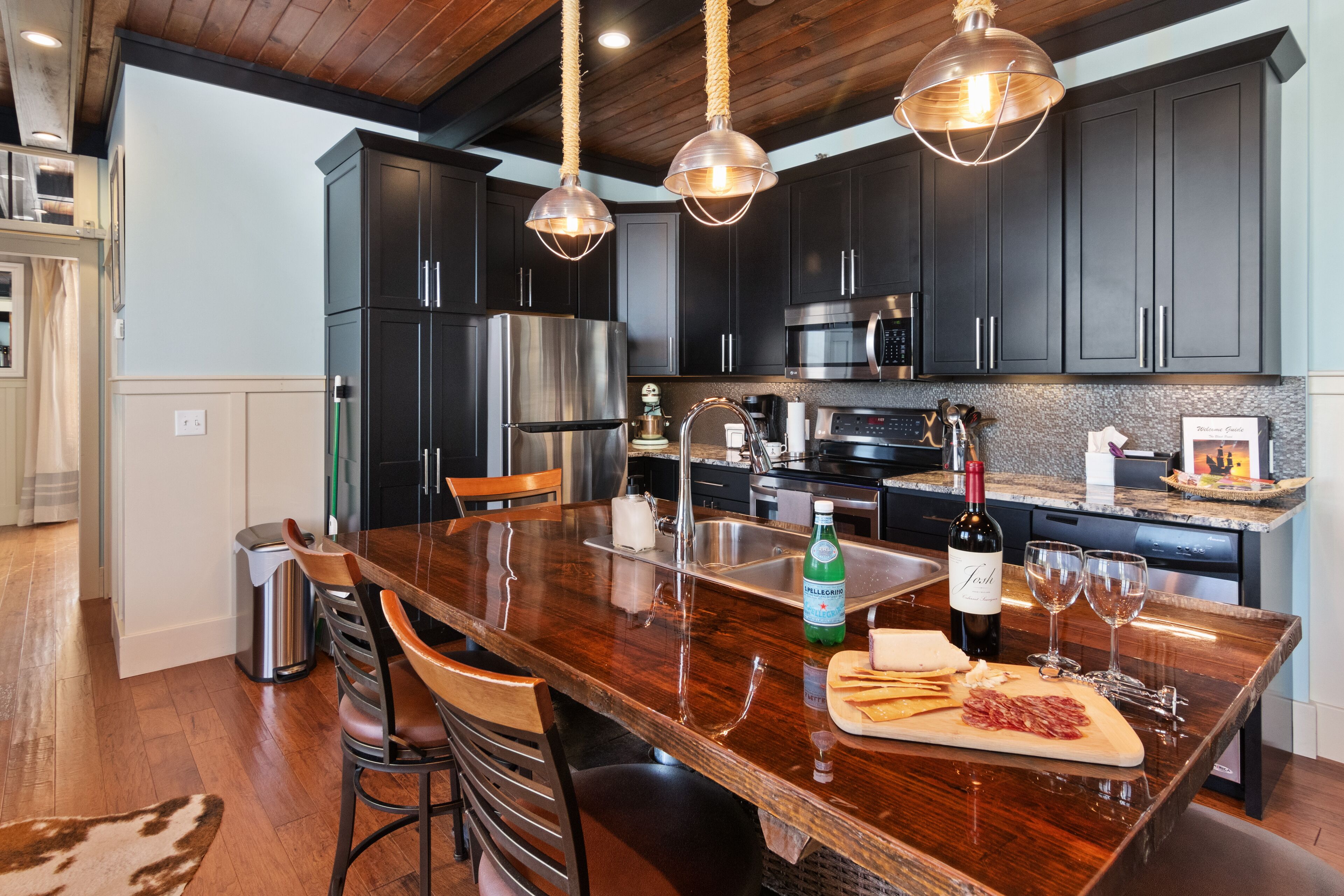 The Black Pearl: industrial condo sleeps 6, full size kitchen & scenic views!