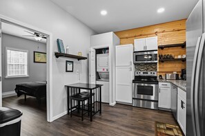 Fridge, microwave, oven, stovetop - 70" TV, pool table, darts, 10 minutes from Wildlife Boat Ramp + Board & Batten (Lexington)