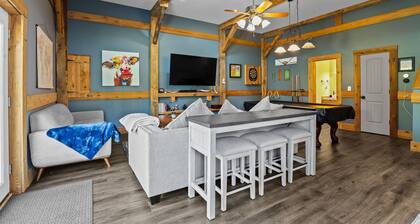 70" TV, pool table, darts, 10 minutes from Wildlife Boat Ramp + Board & Batten