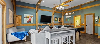 70" TV, pool table, darts, 10 minutes from Wildlife Boat Ramp + Board & Batten