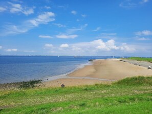 Beach - Nice apartment in villa for 4 guests with WIFI, A/C, TV, patio and panoramic view (Wemeldinge)