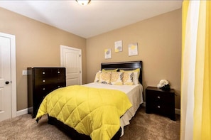 The Yellow Room - Queen Size Bed - 4 Bedroom House in Quiet Area - The Odenville Oasis (Odenville)