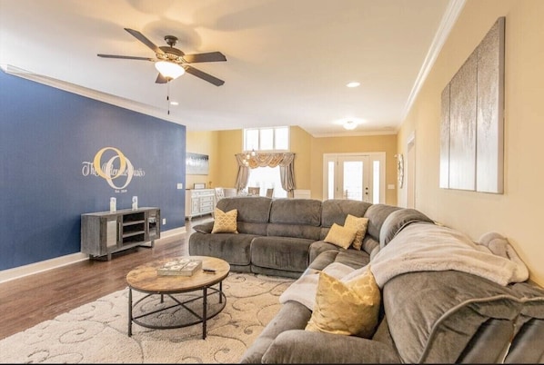 Family Room - 4 Bedroom House in Quiet Area - The Odenville Oasis (Odenville)