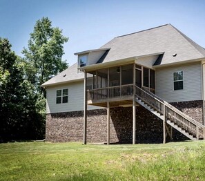 Screened-in and Covered Deck - 4 Bedroom House in Quiet Area - The Odenville Oasis (Odenville)