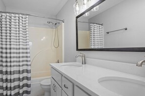 Ensemble baignoire-douche, serviettes fournies, savon, shampooing