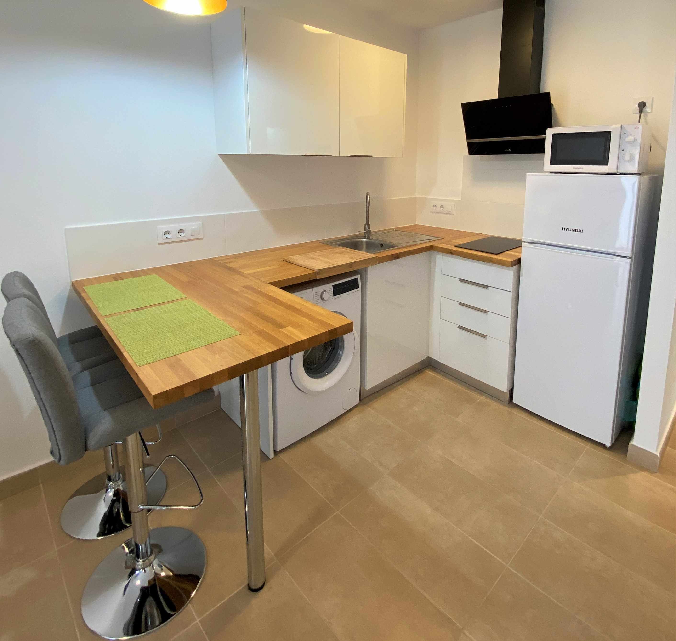 Køleskab, mikrobølgeovn, brødrister, køkkentøj/tallerkener/redskaber